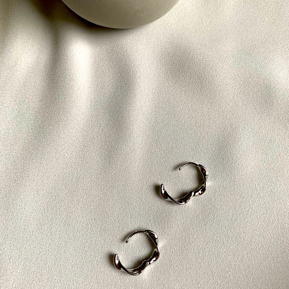 [🍍2 for $22] Simple Mini Silver Hoops - Wavy - Picture 4 of 6